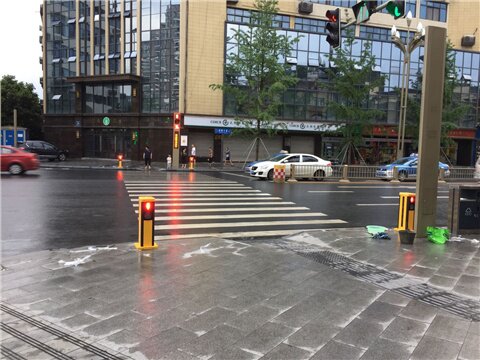 龙泉广场人行道语音提示桩 安装现场